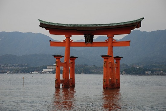 広島・厳島神社の鳥居の写真
